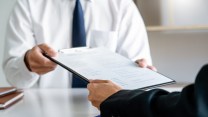 Curriculum falso? Non solo licenziamento, quando le bugie sono reato