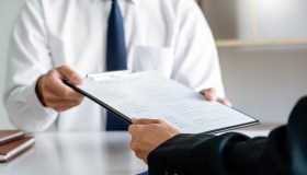 Curriculum falso? Non solo licenziamento, quando le bugie sono reato