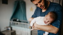 10 giorni ai padri e part-time forzato alle madri: la cura dei figli è ancora un affare da donne