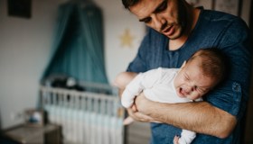 10 giorni ai padri e part-time forzato alle madri: la cura dei figli è ancora un affare da donne
