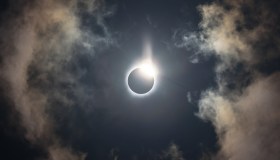 Eclissi solare del 12 agosto, quali sono gli occhiali giusti e quanto costano: tutti i rischi