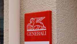 Insegna Generali con il Leone di San Marco, simbolo del gruppo assicurativo e dei risultati finanziari attesi dal mercato.