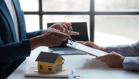 Comprare casa, quando chiedere adempimento contratto preliminare senza termine