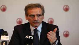 Vertice bancario durante una conferenza stampa sul futuro di Mps