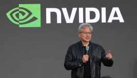 Dirigente Nvidia durante un evento con il logo dell’azienda sullo sfondo