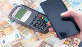 Pagamenti in Italia, contactless all’88%: il contante resta ancora il più usato