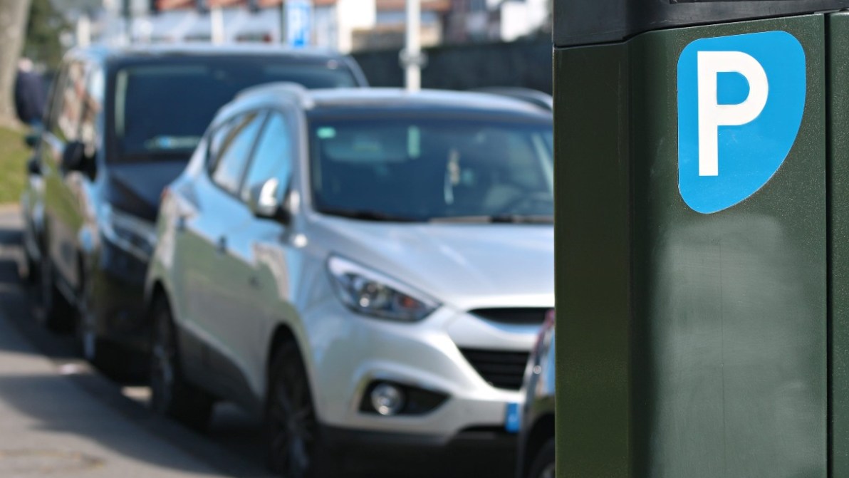Quanto costa parcheggiare in città? Dove lasciare l’auto pesa di più sul budget