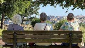 Pensioni, calano le uscite anticipate: le donne pagano il prezzo più alto