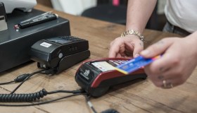 Sanzioni più leggere su Pos e cassa, ma più controlli sugli scontrini elettronici