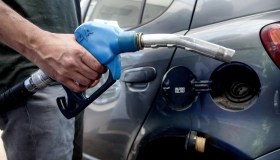 Benzina e diesel superano quota 2 euro al litro, cosa succederà dopo il 25 agosto