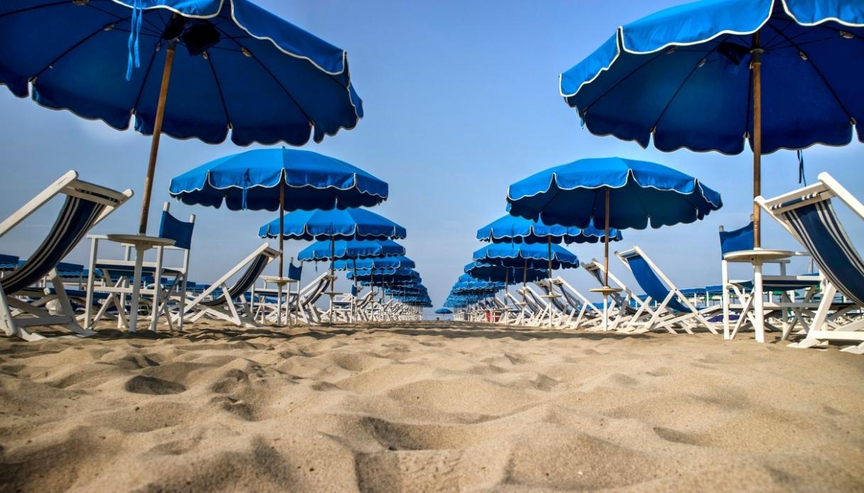 Quanto costano un ombrellone e due lettini: i prezzi da Rimini a Gallipoli