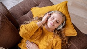 Musica in abbonamento: la rivoluzione che ci fa spendere di più senza darlo a vedere