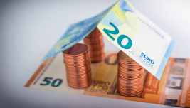 Banconote e monete in euro rappresentano la ricchezza delle famiglie italiane