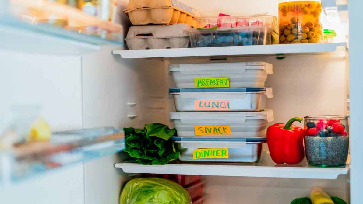 Spreco alimentare, il buco nel frigorifero: quanto cibo e denaro buttano le famiglie italiane