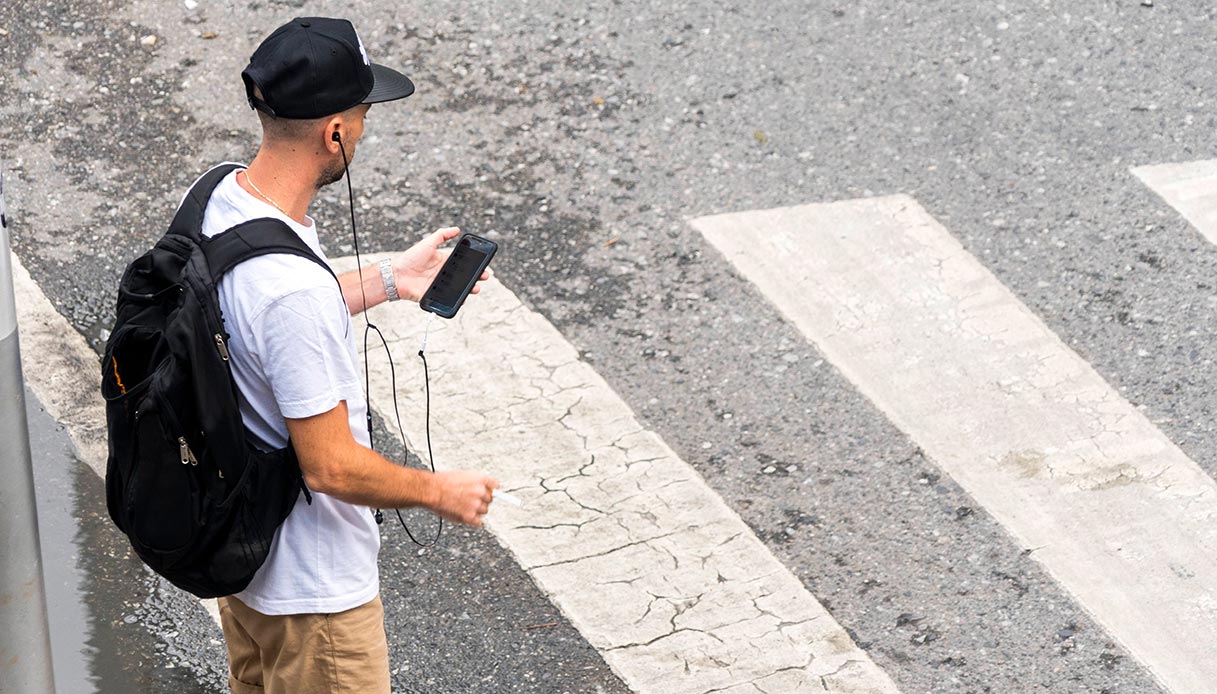 Nuovo Codice della strada, ipotesi multa ai pedoni che usano il telefono mentre attraversano