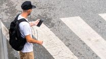Nuovo Codice della strada, ipotesi multa ai pedoni che usano il telefono mentre attraversano
