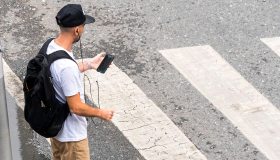 Nuovo Codice della strada, ipotesi multa ai pedoni che usano il telefono mentre attraversano