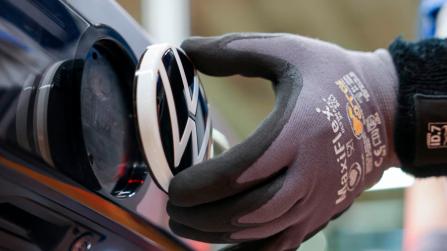 Volkswagen, tagli per 50mila lavoratori e via un manager su quattro: metà esuberi in Germania