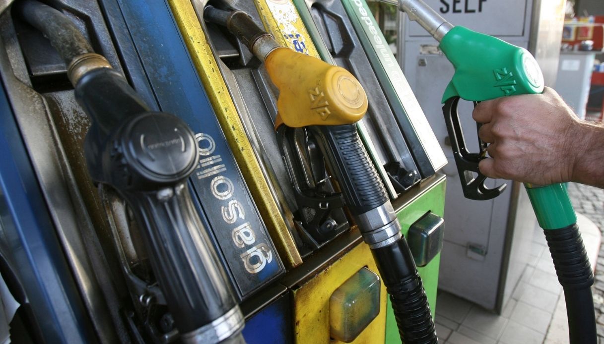 Carburanti, dopo Eni anche IP annuncia il tetto ai prezzi: si valuta pure Esso