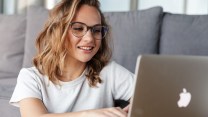 Smart working e bonus spingono stipendi e occupazione femminile, i dati