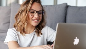 Smart working e bonus spingono stipendi e occupazione femminile, i dati