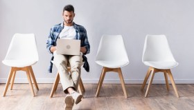 Lavori che non rischiano di sparire con l’intelligenza artificiale, la top 10 dei più pagati