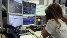 Lo spread frena a 83 punti base, rendimenti al 4,20% dopo i record