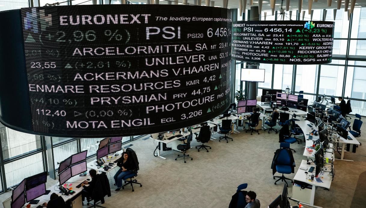 lo spread rimane stabile a 83 punti base rendimenti ancora alti al 418 da Quifinanza.it lo spread rimane stabile a 83 punti base rendimenti ancora alti al 418