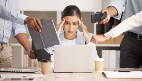 Lavoro al tempo dell’AI, fuga dei dipendenti verso la libera professione: si guadagna meglio
