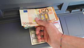 Il bancomat trattiene i contanti, cos’è la truffa del cash trapping e come difendersi
