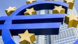 Simbolo dell’euro davanti alla sede della Banca centrale europea a Francoforte