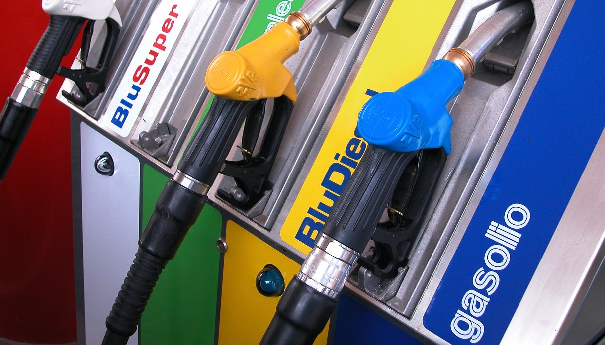 caro carburanti verso bonus 100 euro per diesel e benzina ma non basta per fare il pieno da Quifinanza.it caro carburanti verso bonus 100 euro per diesel e benzina ma non basta per fare il pieno
