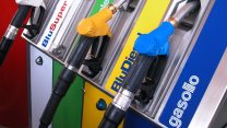 Caro-carburanti, verso bonus 100 euro per diesel e benzina ma non basta per fare il pieno