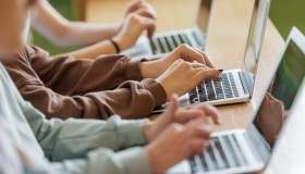 Bonus computer per la scuola secondaria: i requisiti e i nomi dei bandi regionali
