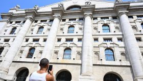 La Borsa del 3 settembre, Piazza Affari chiude in rialzo dello 0,9% a 52.245 punti