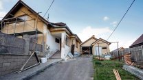 Ho ereditato una casa abusiva con i miei fratelli, possiamo dividerla?
