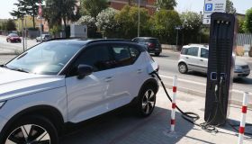Cambia la ricarica delle auto elettriche, dal 2027 basterà la carta di credito