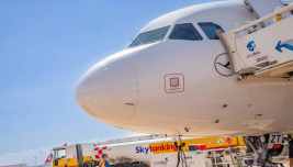 Aereo di linea durante il rifornimento di carburante in aeroporto