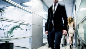 Demansionato dopo 33 anni in banca: quando scatta il risarcimento e come provare il danno