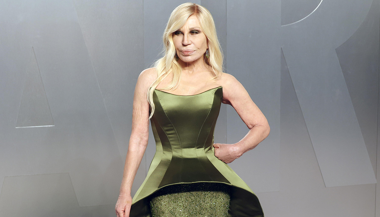 donatella versace torna e riparte da revolve il nuovo progetto tra moda e beauty da Quifinanza.it donatella versace torna e riparte da revolve il nuovo progetto tra moda e beauty