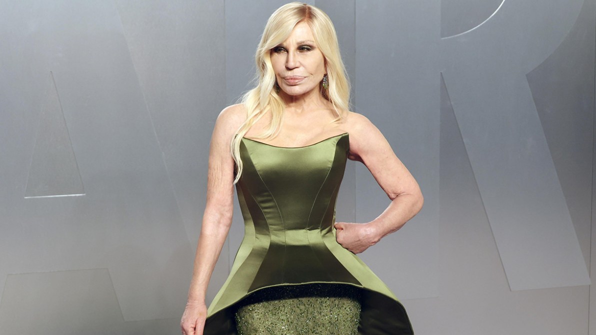Donatella Versace torna e riparte da Revolve: il nuovo progetto tra moda e beauty