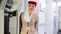 Emirates assume assistenti di volo: i requisiti per partecipare ai recruiting day