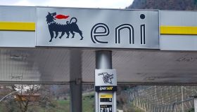 Prezzi carburanti, Eni mette un tetto: gasolio a 2,19 euro e benzina a 1,99 euro