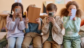 Kids Act, social vietati agli under 13 e primo account dai 15: come funziona il regolamento Ue