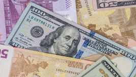 Dollari statunitensi sopra banconote in euro