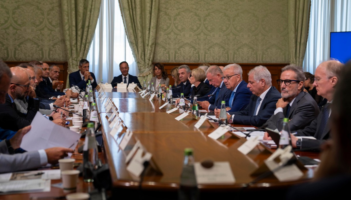 L'incontro tra Governo e parti sociali sull'ex Ilva di Taranto