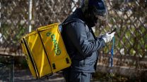 Glovo, l’attesa del rider davanti al ristorante viene considerata lavoro retribuito: la sentenza