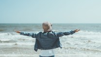 Permessi Legge 104, puoi davvero andare in spiaggia? La sentenza che cambia le regole sull’assistenza