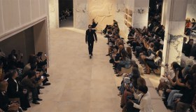 Gucci trasforma la sfilata SS27 in una boutique e riempie il front row di star
