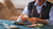 Pensione a 64 anni per tutti ma con un taglio fino a 366 euro al mese: a chi conviene